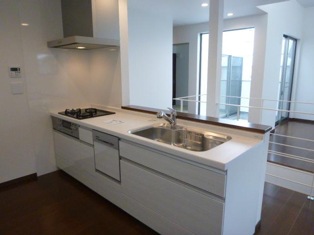 Kitchen.  ■ Face-to-face counter kitchen