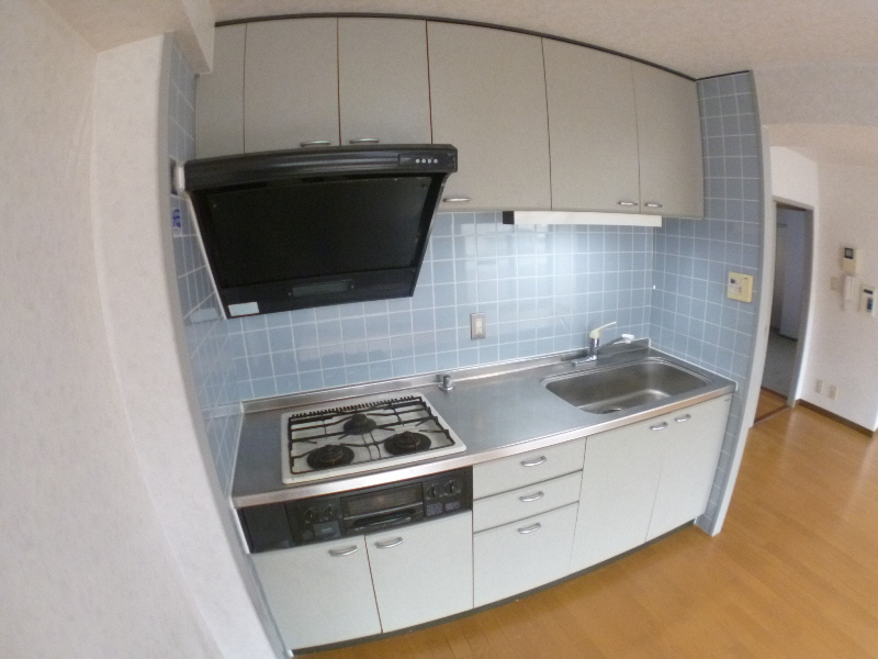 Kitchen. The kitchen is equipped with a three-necked gas stove grill. Sounds good ~ .