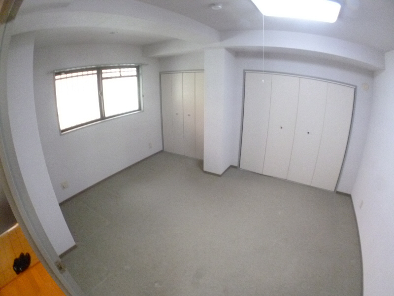 Other room space. Broad Western-style. It also has storage space in two places.