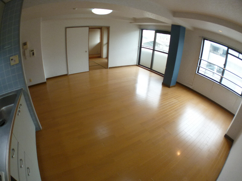 Living and room. Wide and bright living room ・ Dining It is open.