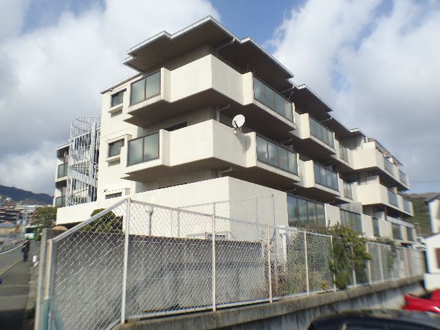 Building appearance. It is the apartment of a quiet residential area along the Sumiyoshi River