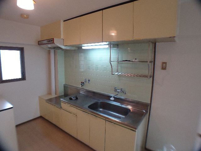 Kitchen. Ease dishes in 2 lot gas stoves installed Allowed