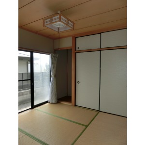 Living and room. Japanese-style room with closet and alcove