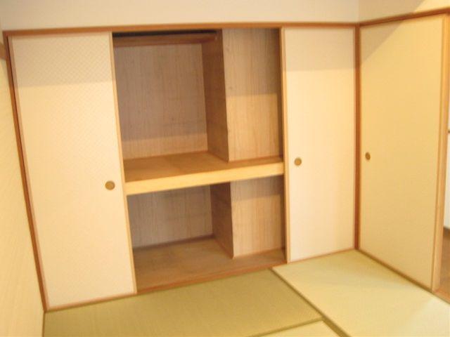 Non-living room. It's Japanese-style room for Japanese.