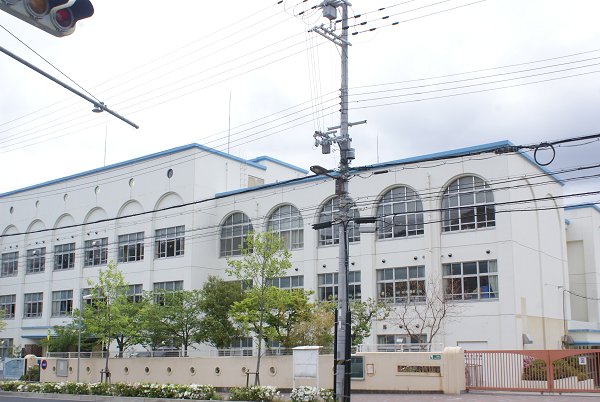 Primary school. Motoyama second to elementary school (elementary school) 157m