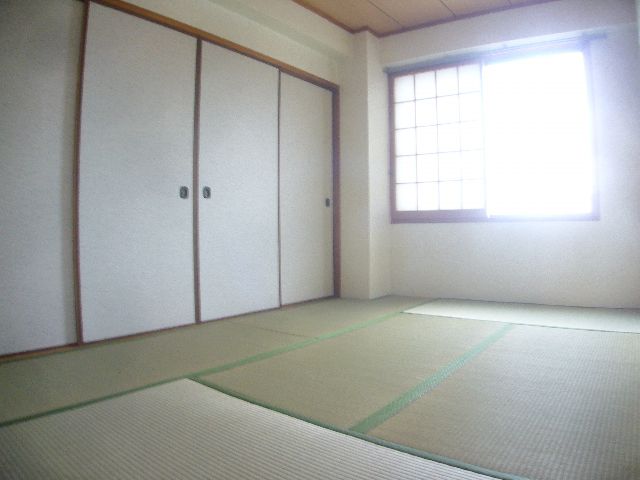 Living and room. It will calm the Japanese-style room.