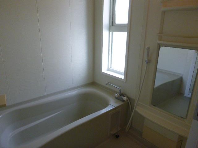 Bathroom.  ■ Second floor bathroom