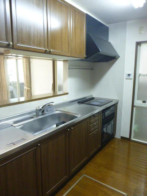 Kitchen.  ■ 1st floor System kitchen (IH cooking heater)