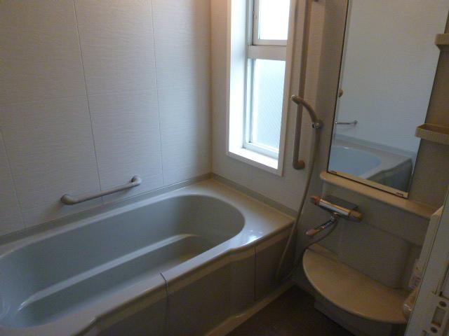 Bathroom.  ■ 1st floor bathroom