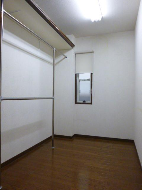 Receipt.  ■ 1st floor Walk-in closet about 3 Pledge