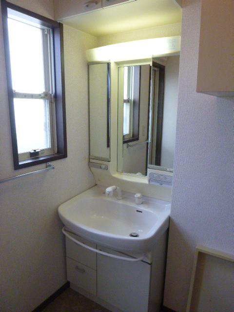Wash basin, toilet.  ■ 1st floor Bathroom vanity