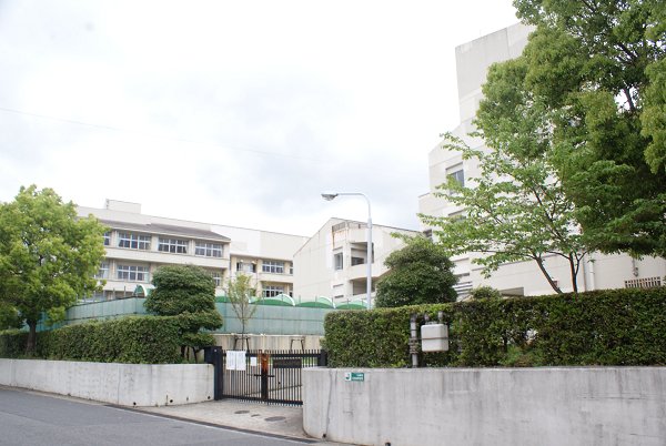 Junior high school. Motoyamaminami 196m until junior high school (junior high school)