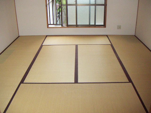 Living and room. It will calm the Japanese-style room.