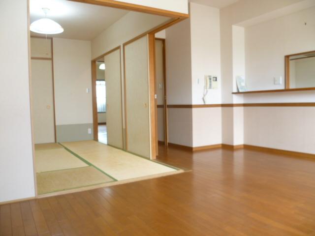 Living.  ■ Living + Japanese-style room