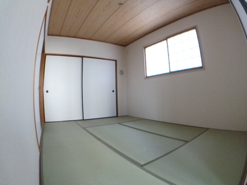 Living and room. Japanese-style room is also bright and clean rooms.