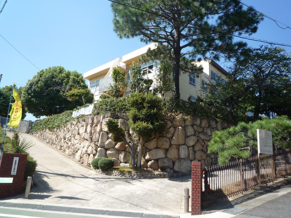 Primary school. 605m to Kobe Municipal Mikage North Elementary School