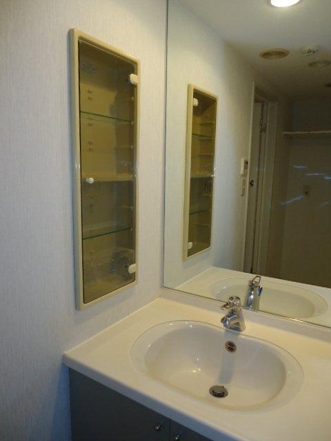 Wash basin, toilet. Room (August 2013) Shooting