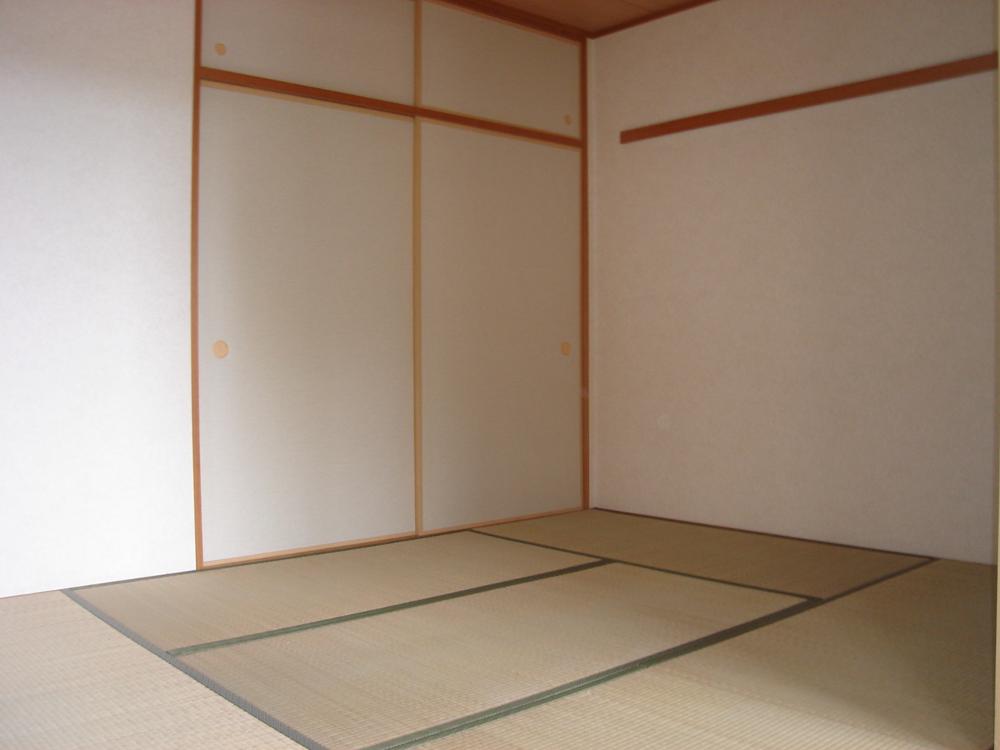 Other room space. Quaint Japanese-style room