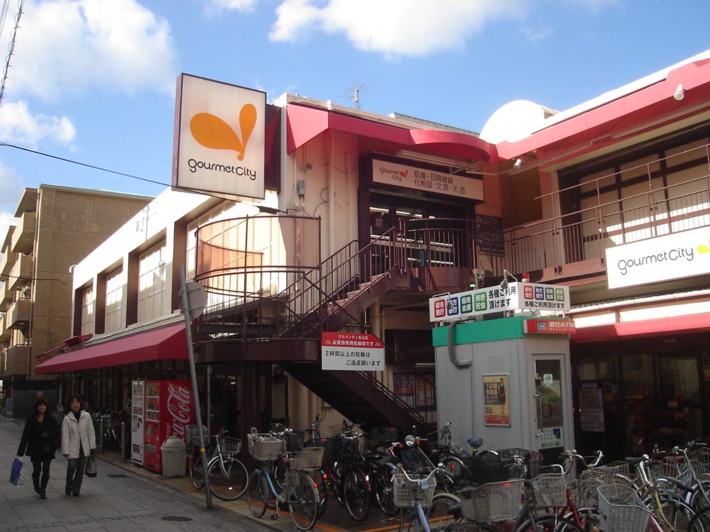 Supermarket. 682m until Gourmet City Motoyama store (Super)