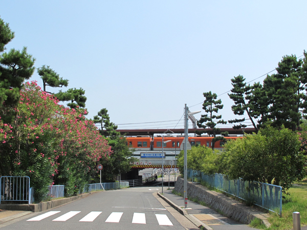 From the nearest "Ishiyagawa" station of the home, Rokko Mountain to the north along with the flow of gentle Ishiyagawa, It overlooks the sea in the south