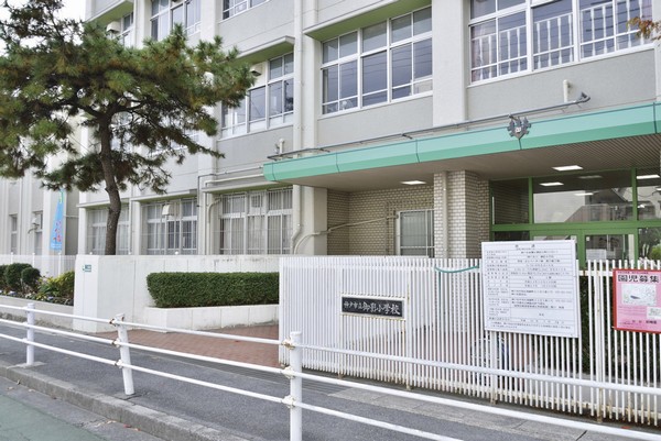 Kobe Mikage elementary school is peace of mind in the near of the 5-minute walk (about 390m)