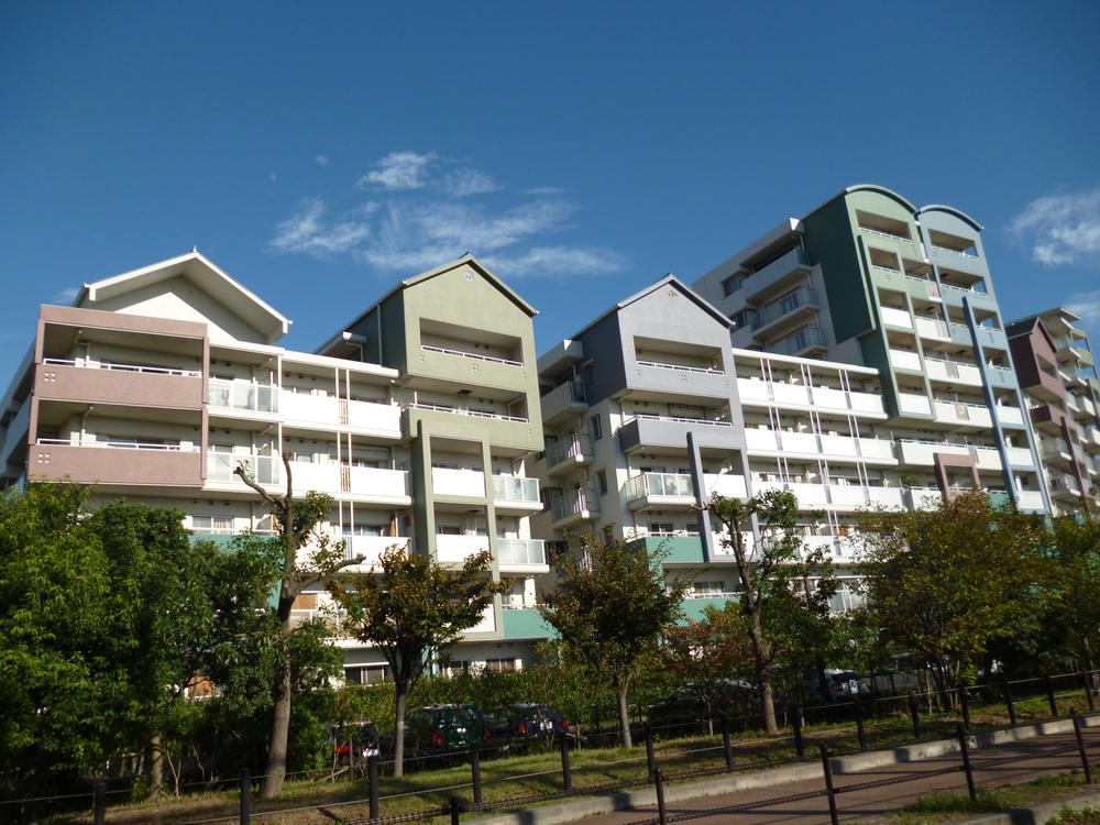 Local appearance photo. Outer wall paint work already! (March 2011) The property is located on the top floor angle room.