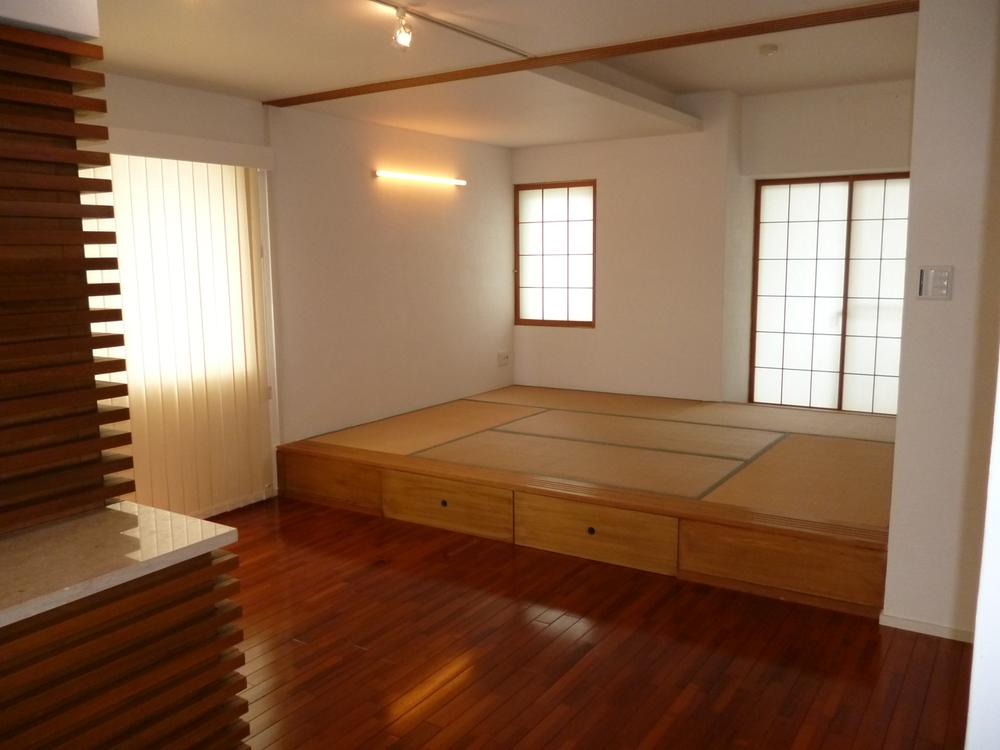 Non-living room. Leading to the living room "between the tatami"