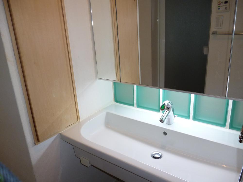 Wash basin, toilet. "Venetian Murano glass in the wash basin of decoration Use the Frost Green ", It finished in a space with a stylish and clean.