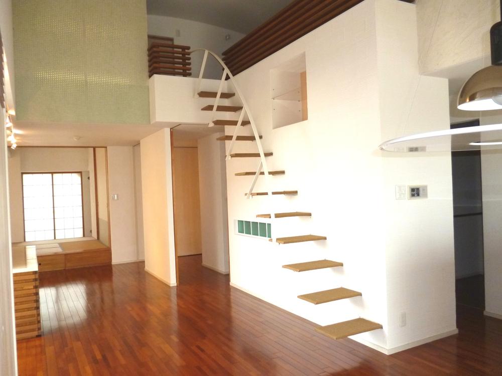 Living. "Famous architect Originally there was a ceiling housed in the renovation Property "open-minded living top by Tsunoda Akatsukichi Mr. supervised, It was converted into a "tea house" spatial to approach in the airy staircase.