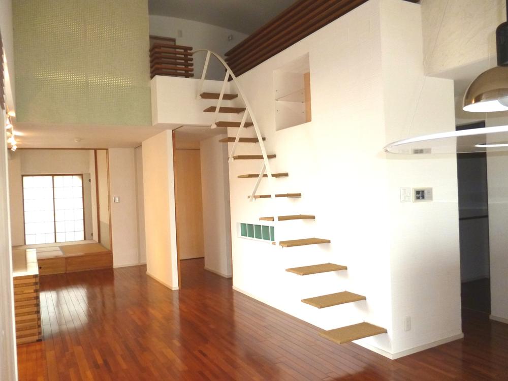 Living. "Famous architect Originally there was a ceiling housed in the renovation Property "open-minded living top by Tsunoda Akatsukichi Mr. supervised, It was converted into a "tea house" spatial to approach in the airy staircase.