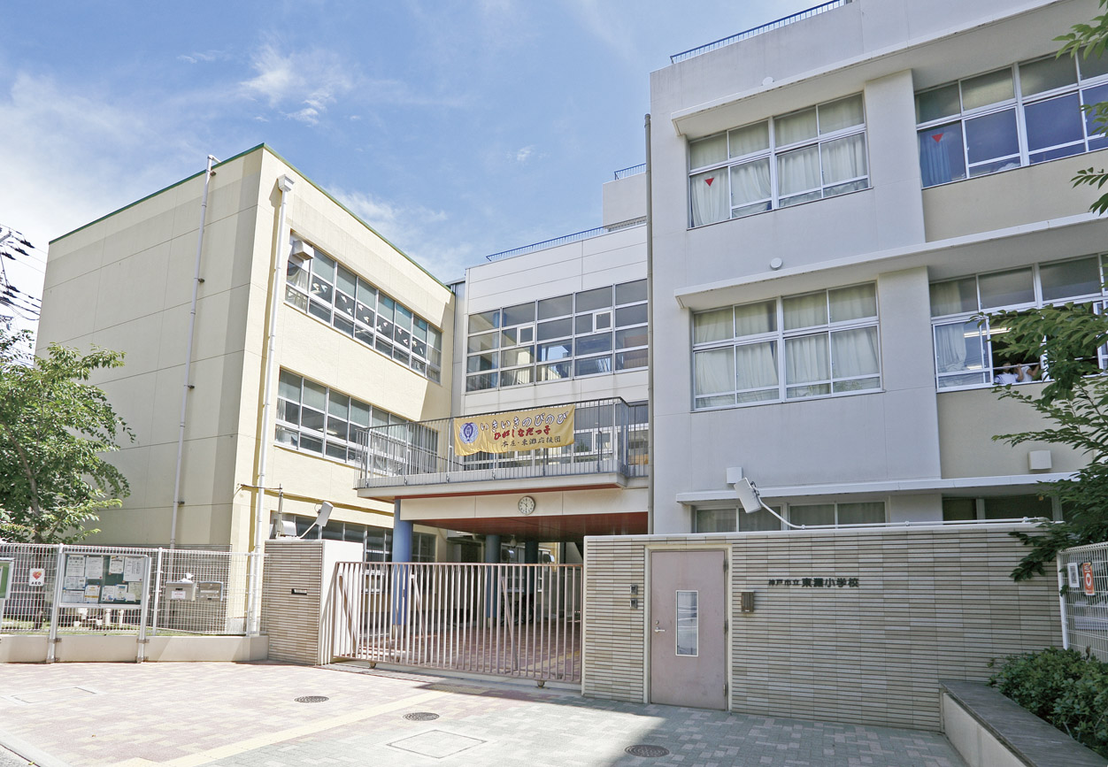 Newly built in 2006 Municipal Dongtan Elementary School, It is very beautiful school building (a 12-minute walk / About 890m)