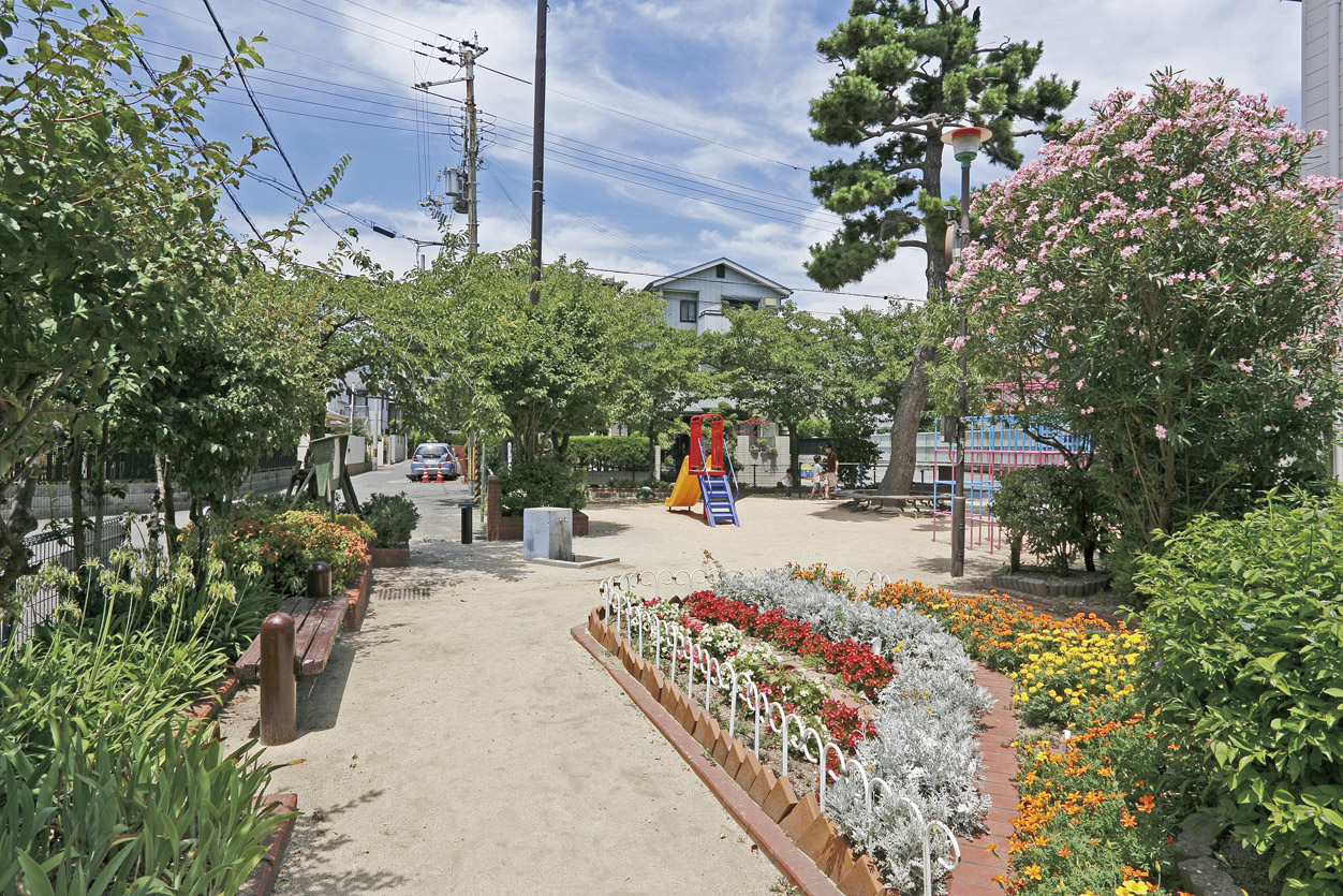 Kagura-cho park local neighborhood is less traffic, Parenting from the park, which is also fun playground equipment is in the familiar is also safe (1-minute walk / About 50m)
