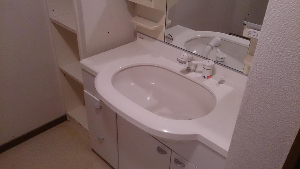 Wash basin, toilet. Wash basin (October 2013) Shooting