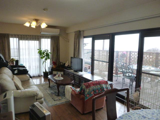 Living.  ■ Scenery you can see from the living room
