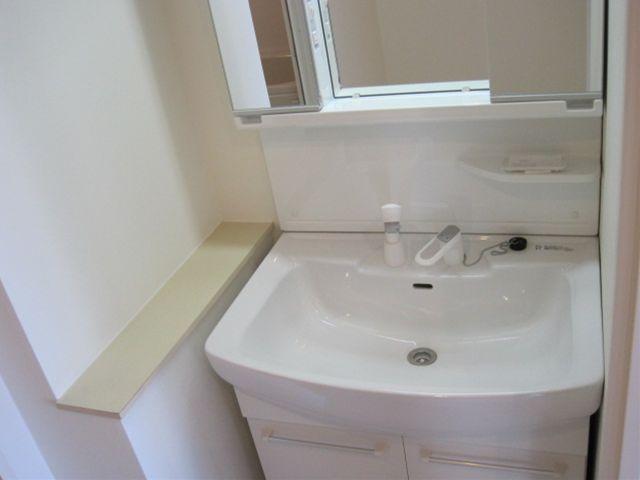 Wash basin, toilet. Is settled had made