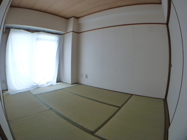 Living and room. It has a good smell of tatami.