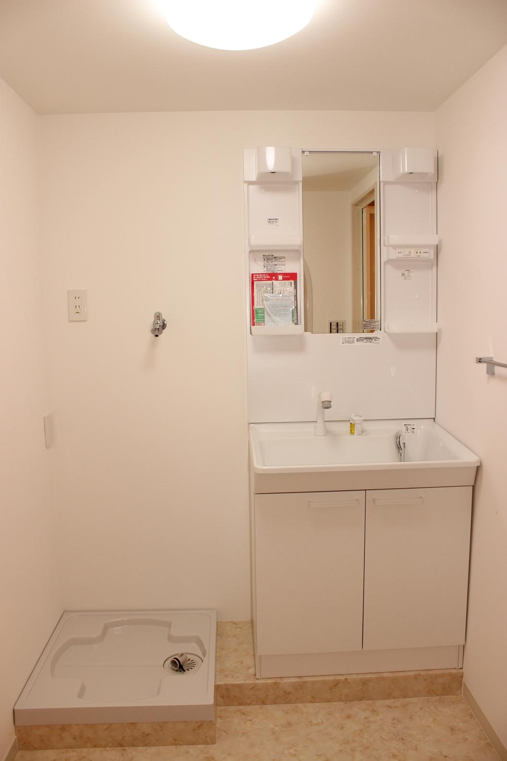 Wash basin, toilet. Wash basin (12 May 2013) Shooting