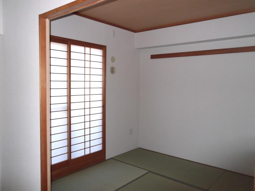 Non-living room. Japanese-style room is about 6-mat
