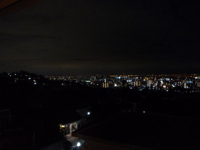 View photos from the dwelling unit.  ■ It is a night view from the balcony