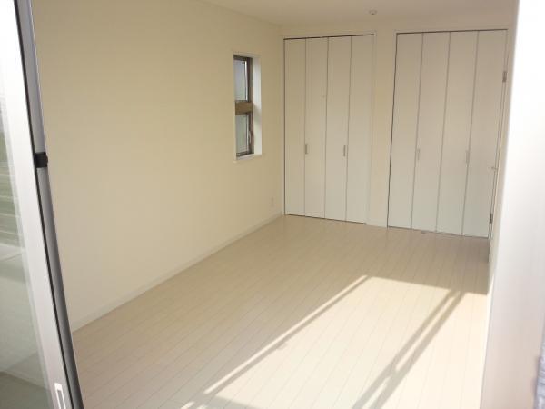 Toilet. 8.3 Pledge spacious living room facing south! 