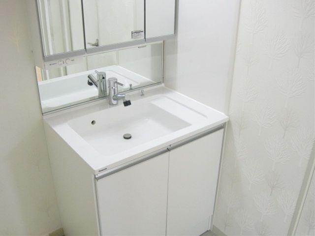 Wash basin, toilet