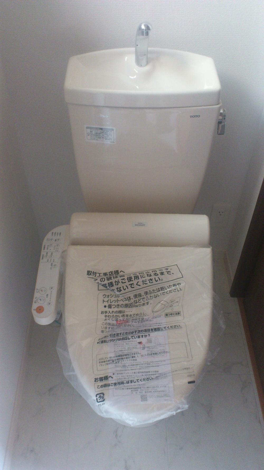 Toilet. Toilet 2 places