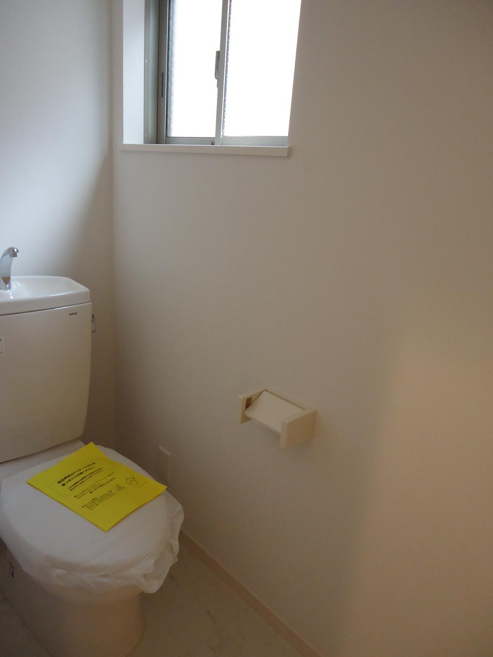 Toilet.  [Local sales representative company T ・ M planning (Co.) 06-6627-7007] Facing south, Three-story, Parking two Allowed 3380 ・ 35,800,000 yen 3 compartment It is in local briefings Please do not hesitate to contact us ◆ 
