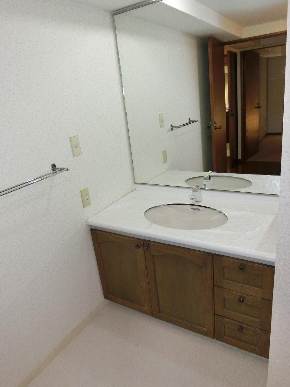 Wash basin, toilet. Indoor (September 2013) Shooting