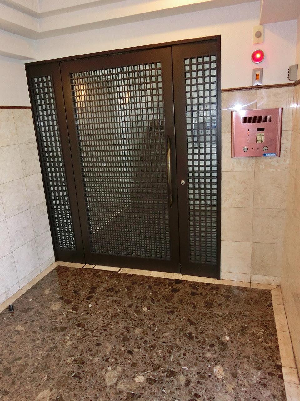 Entrance. Common areas
