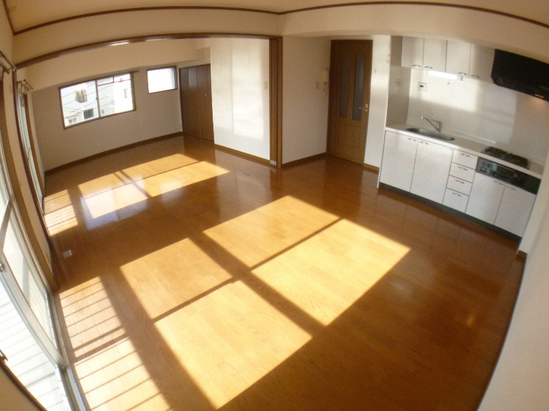 Living and room. A sunny, Wide span, It is a corner room.
