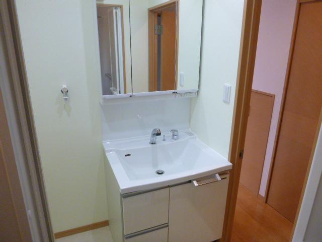 Wash basin, toilet.  ■ Wash