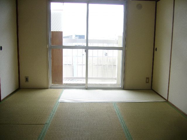 Living and room. It will calm and there is a Japanese-style room