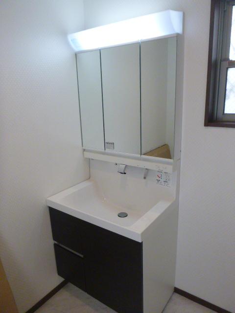 Wash basin, toilet.  ■ Wash