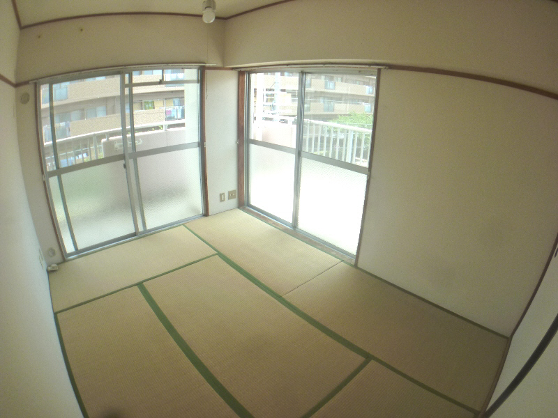 Living and room. It is a bright room with 6 Pledge Japanese-style room. There closet